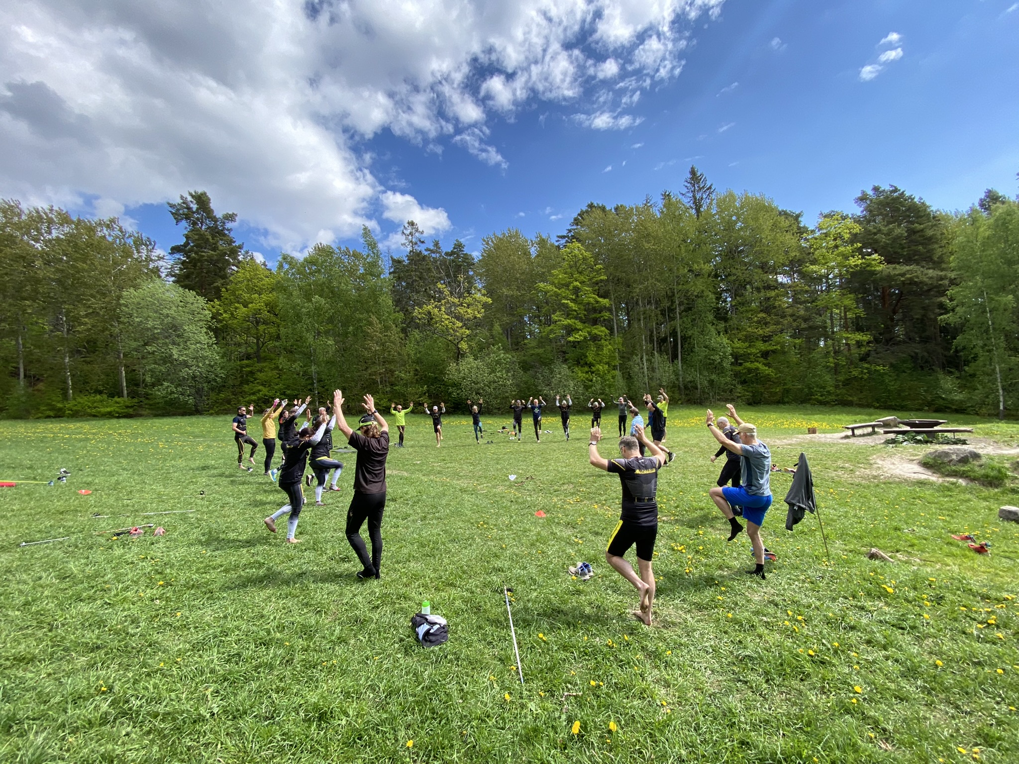 Företagsgrupp tränar tillsammans utomhus